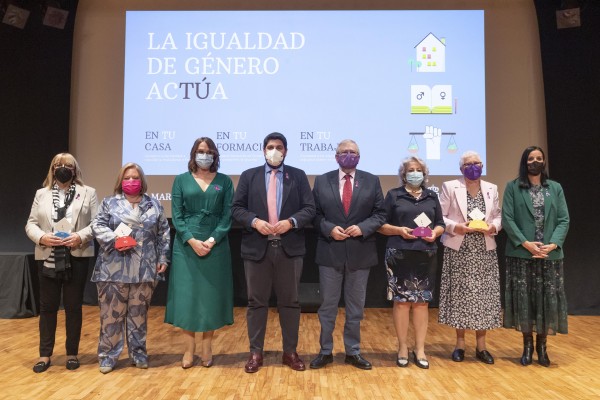 La Región distingue al CEIP Juan González, Leo Andreu, Ana Correa y Esperanza Ramírez en los premios 8M