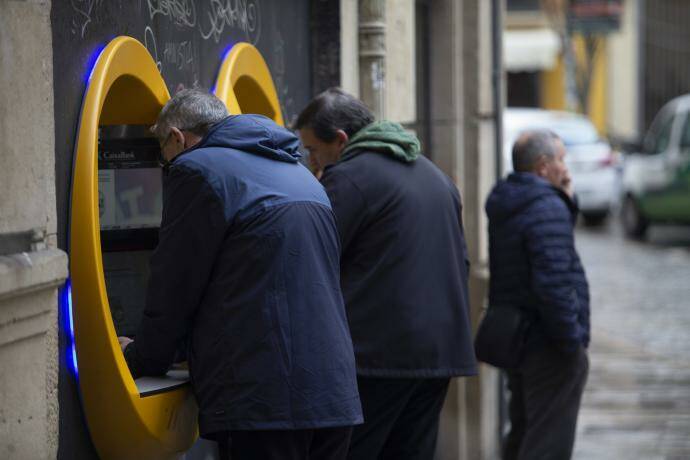 València exigirá a la banca varios requisitos con las personas mayores, como un horario especial