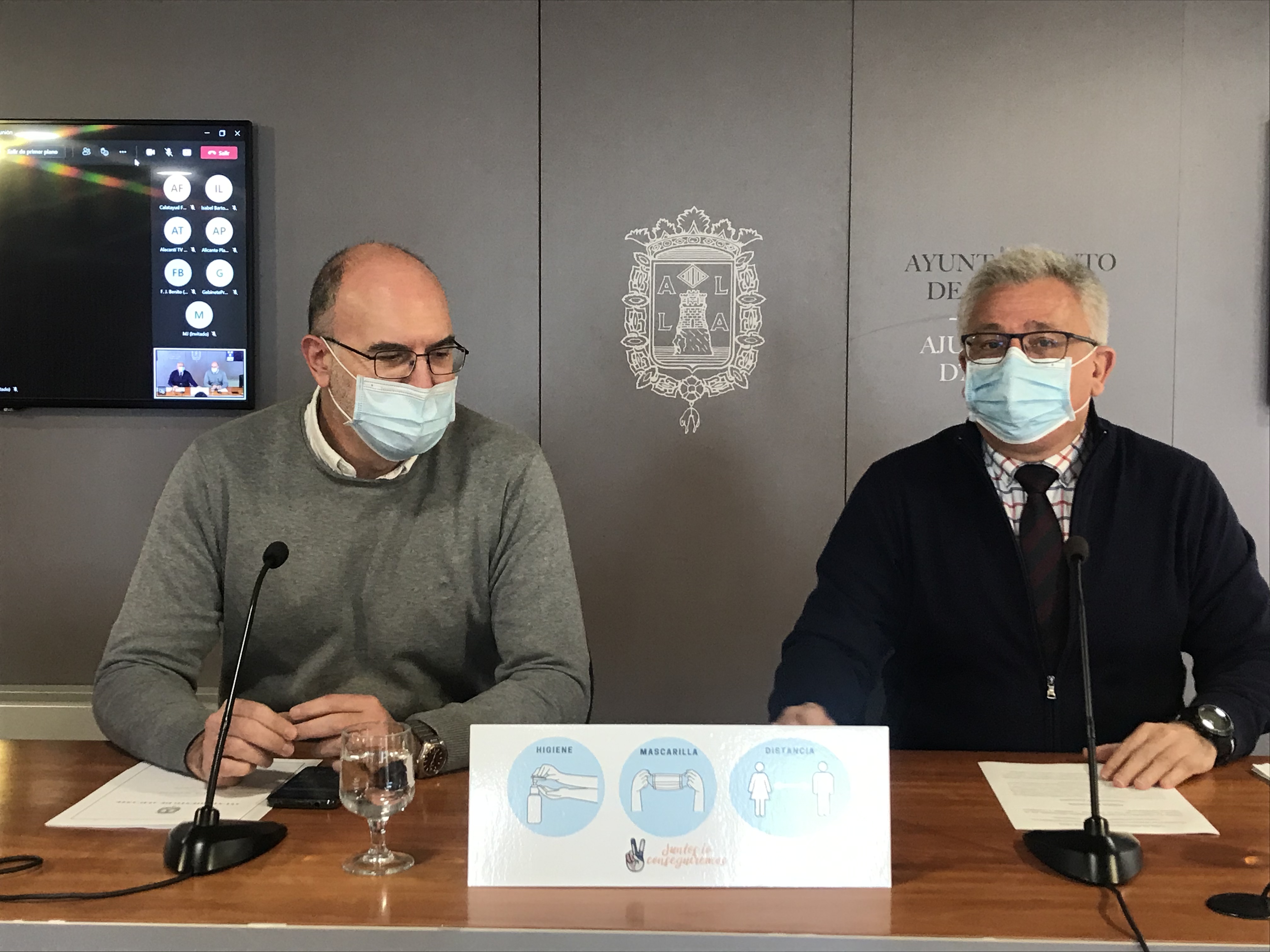 El portavoz adjunto y el portavoz del equipo de gobierno de Alicante, Manuel Villar y Antonio Manresa. - 