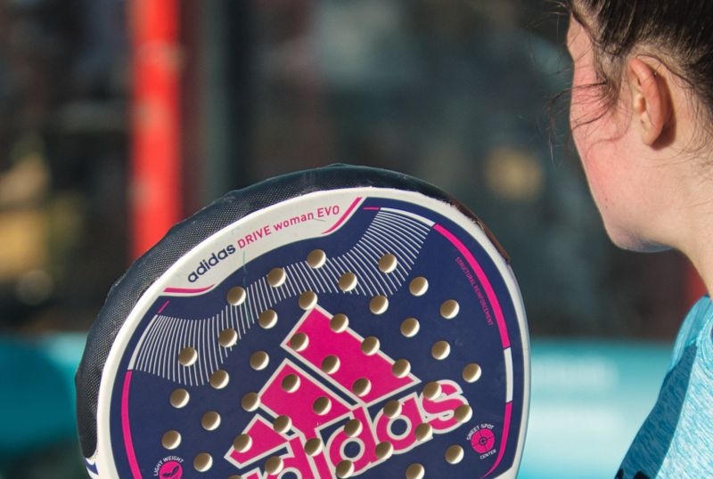 Denuncian que la asociación de jugadores y la federación internacional dan la espalda a la mujer en su nueva competición de pádel
