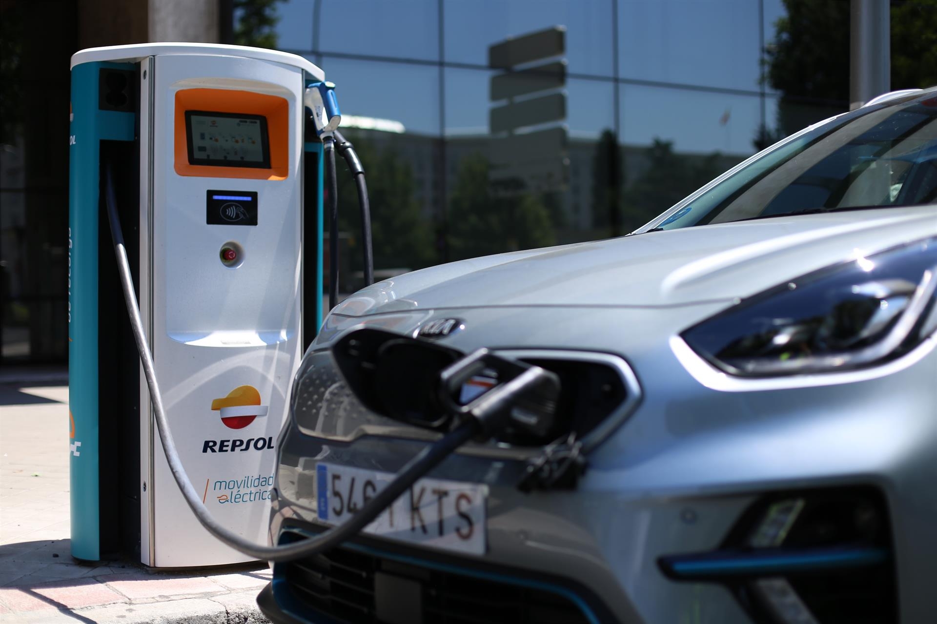 El Gobierno aprueba un real decreto para regular los servicios de recarga de los coches eléctricos