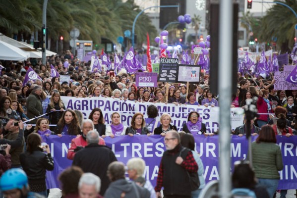 '8M Siempre' y 'Ni un paso atrás', lemas de las marchas de Alicante y Elche con referencias a la paz 