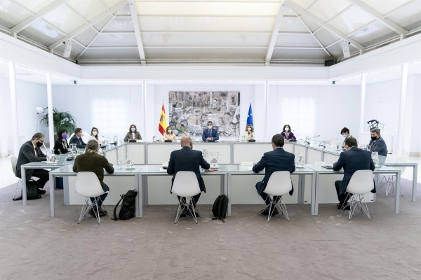 Sánchez pide a los agentes sociales apoyo e insiste en la necesidad del pacto de rentas