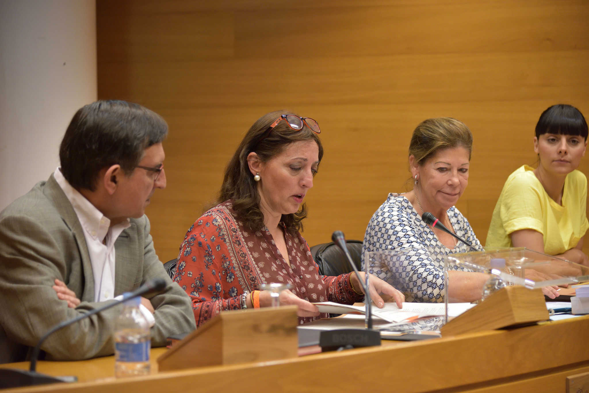 La mesa de la comisión de investigación de instituciones feriales presidida por Rosa García (C's). Foto: CORTS - 