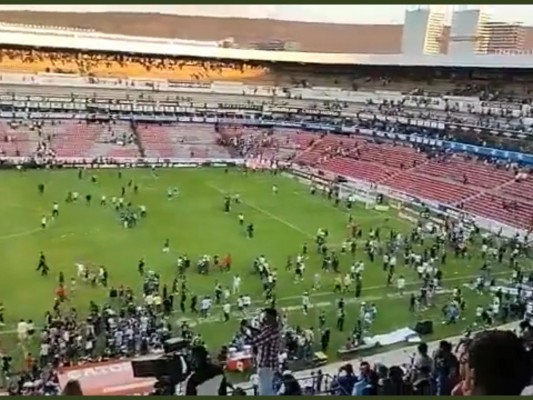 La violencia invade los campos del fútbol de América Latina
