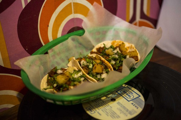 Los jueves, milagro: noche de tacos y vinilos desde la cocina de Frida
