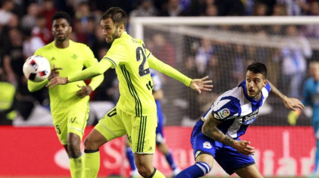 
Deportivo y Betis se citan en circunstancias similares y con morbo en Riazor