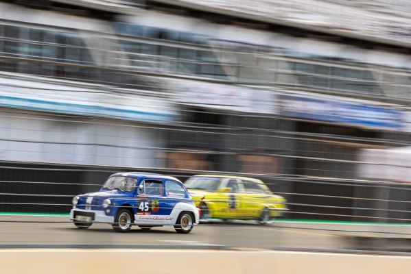 Más de un millar de vehículos clásicos se concentraron en el Racing Legends