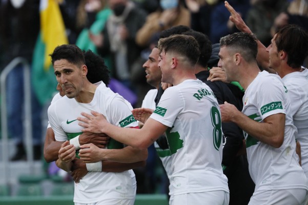 Fidel pone en ventaja al Elche ante el Barcelona