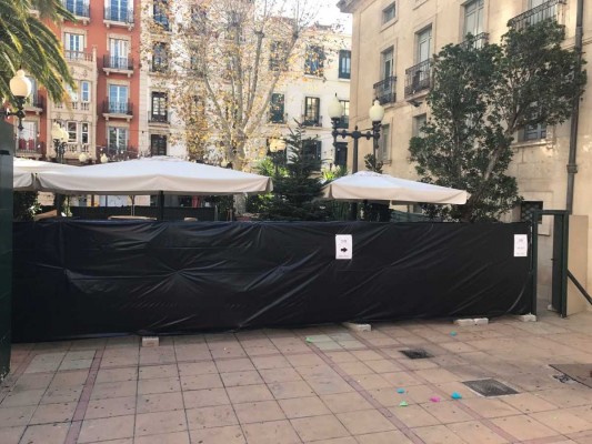 La terraza del Teatro se defiende: se ajustó a los planes municipales y es un lugar 