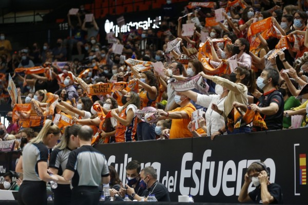 La Fonteta firma su mejor entrada en el primer choque sin restricciones
