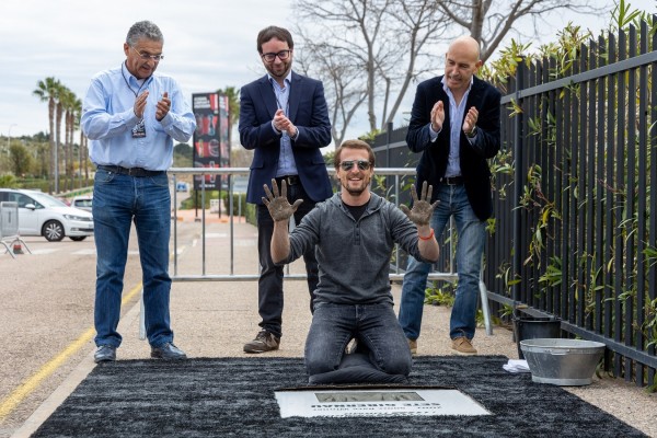 Sete Gibernau deja sus huellas en el paseo de la fama del Circuit Ricardo Tormo
