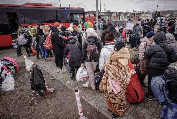 Parte desde Polonia hacia València un autobús con niños ucranianos y sus madres