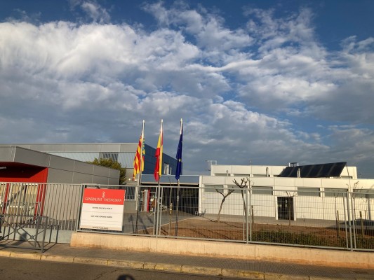 Los colegios de Vila-real recuperan las banderas en las puertas de los centros tras la polémica con Vox