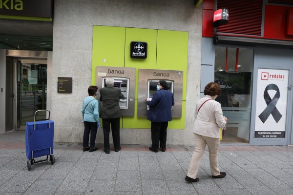 La mitad de los mayores de 65 años suspenden la atención de los bancos, según un sondeo de Avacu