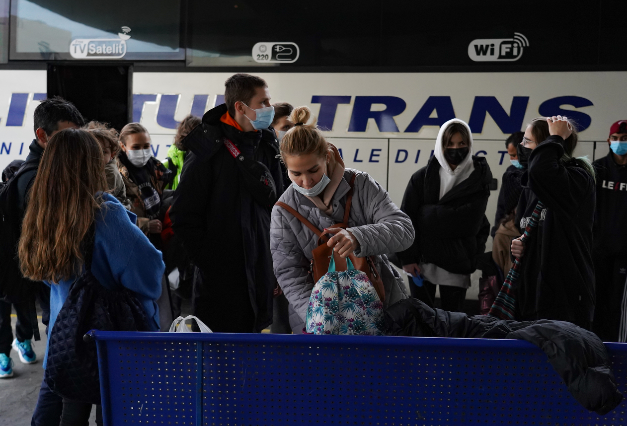 Y llegaron: los primeros 10 ucranianos que acogerá el balneario de Cofrentes ya están en València