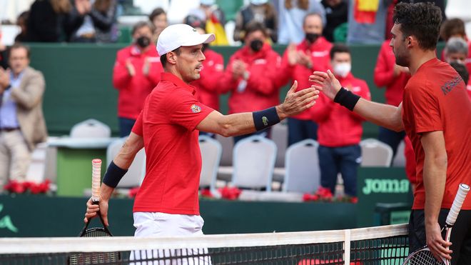 Bautista da el primer punto a España, que domina 2-0 a Rumanía tras la primera jornada
