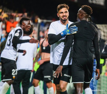Mamardashvili, baja en el entrenamiento por amigdalitis