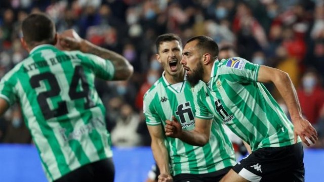 El Betis elimina al Rayo en el descuento y se enfrentará al Valencia en La Cartuja