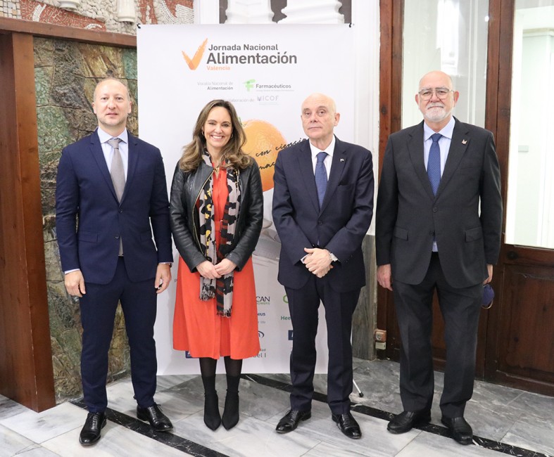 De izquierda a derecha: Vicente Brull, vocal de alimentación del MICOF; Ana López Casero, tesorera del Consejo General de Colegios Farmacéuticos; Aquilino García, vocal nacional de alimentación del Consejo General de Colegios Farmacéuticos y Jaime Gi - 