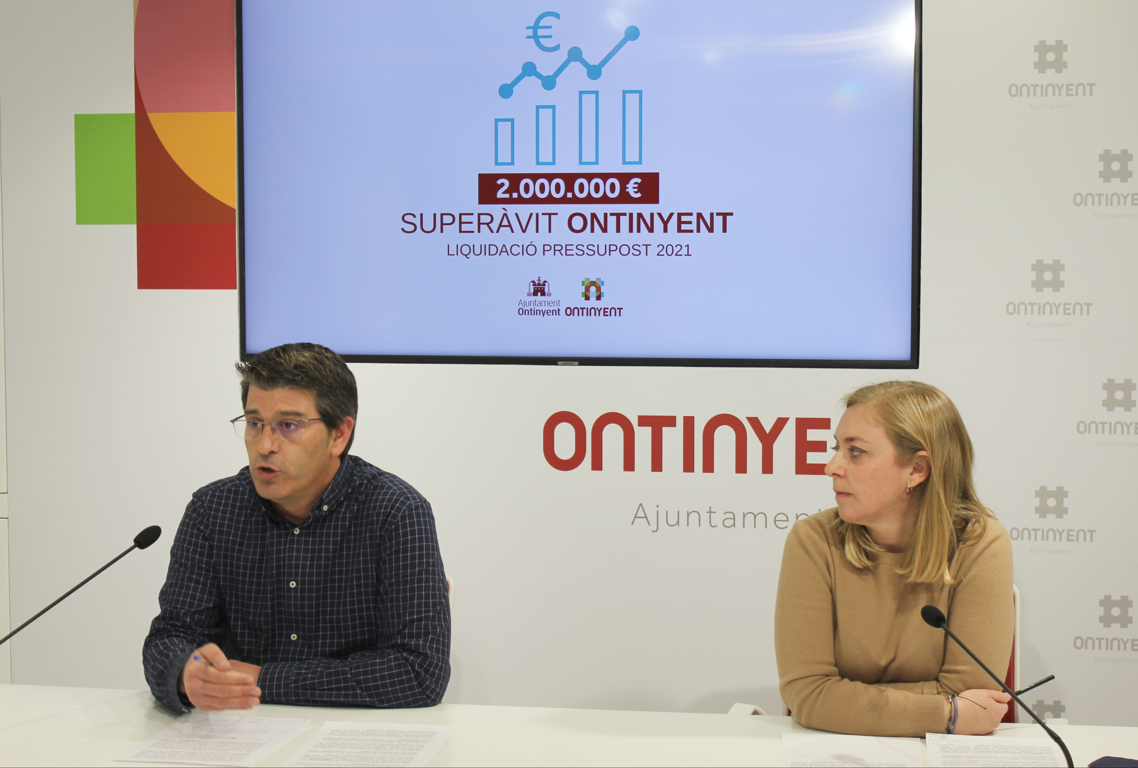 El alcalde de Ontinyent, Jorge Rodríguez, y la regidora de Hacienda, Natàlia Enguix. - 
