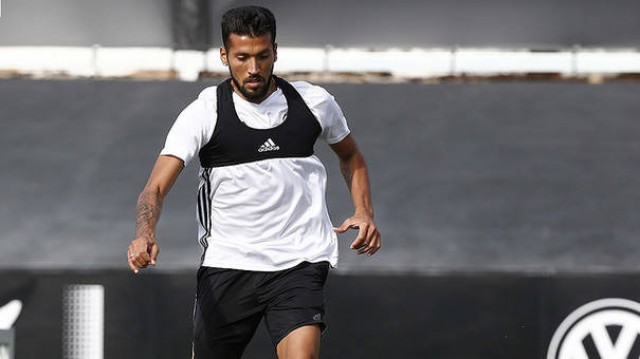 Alves y Garay a un tarjeta de la suspensión en un Valencia con 3 sancionados
