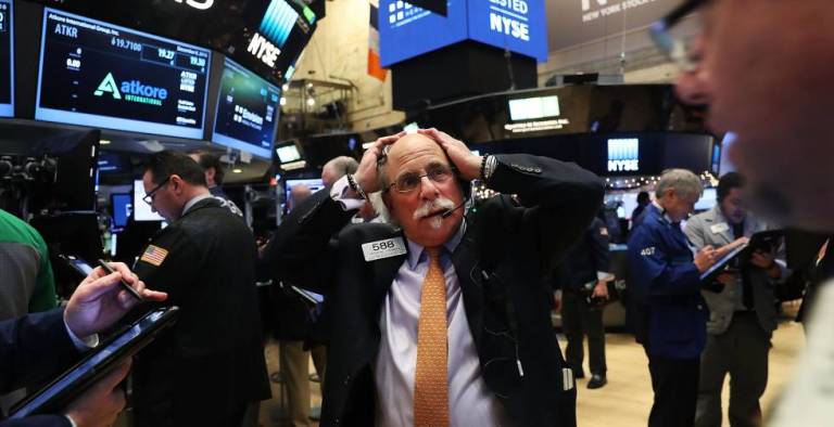 La cosa se complica (y mucho) en bolsa: el Ibex 35 recibe un duro castigo y salva el 8.000 por los pelos