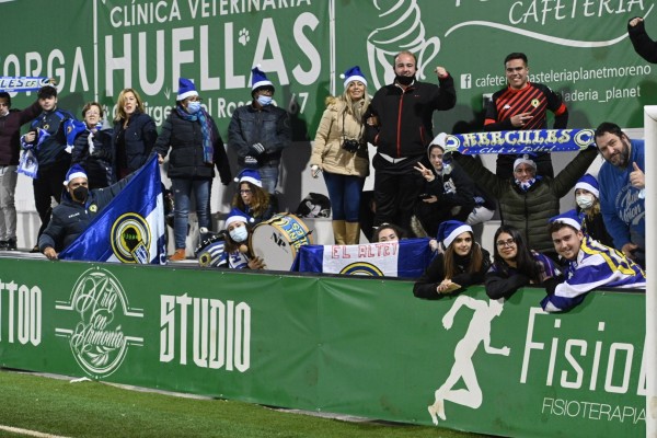 40 aficionados del Hércules podrán acompañar al equipo en Bunyol gracias a la plantilla blanquiazul
