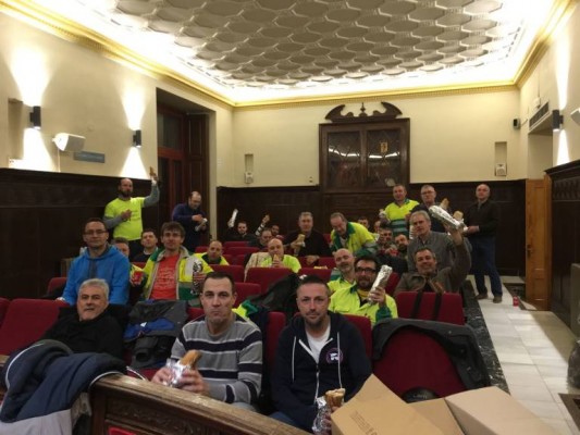 Los trabajadores de Lafarge abandonan el encierro en el Ayuntamiento de Sagunt

