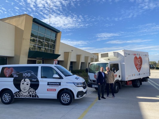 Una furgoneta donada por Carmencita ayuda al reparto de comida a los 'sin techo' en Alicante 
