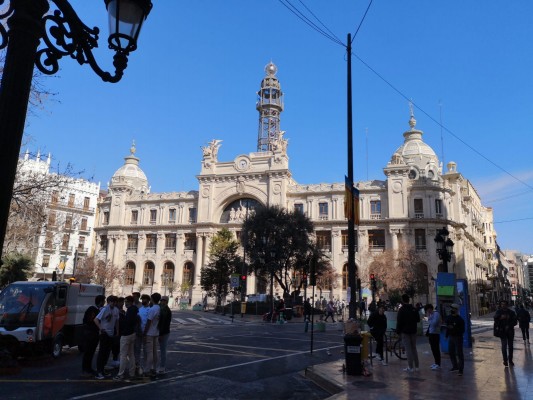 ¿Guerra de balcones? Puig estrena el edificio de Correos invitando a la sociedad civil a 'mascletaes'