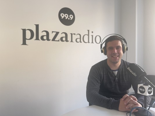 Xavi Serra y Regala un Ninot, la fórmula para desestacionalizar el oficio de artista fallero
