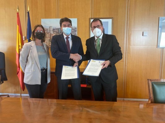 Alicante pacta con Industria impulsar acciones formativas por 800.000 euros para crear empleo