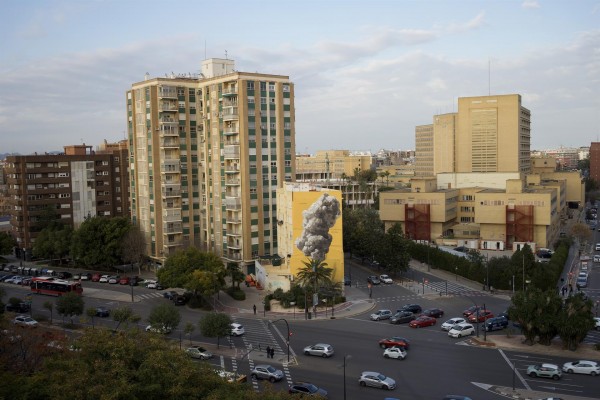 Escif denuncia el negocio de la guerra en su nuevo mural
