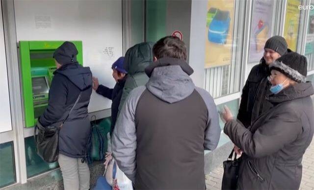 El golpe de las sanciones por la guerra: bloqueo de tarjetas y efectivo para los 1.500 rusos de la Región