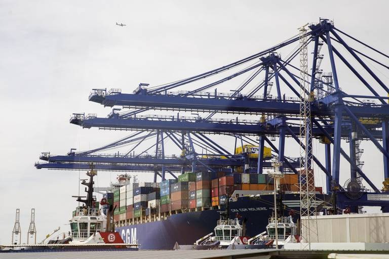 Los estibadores anuncian movilizaciones contra el decreto que acaba con su monopolio