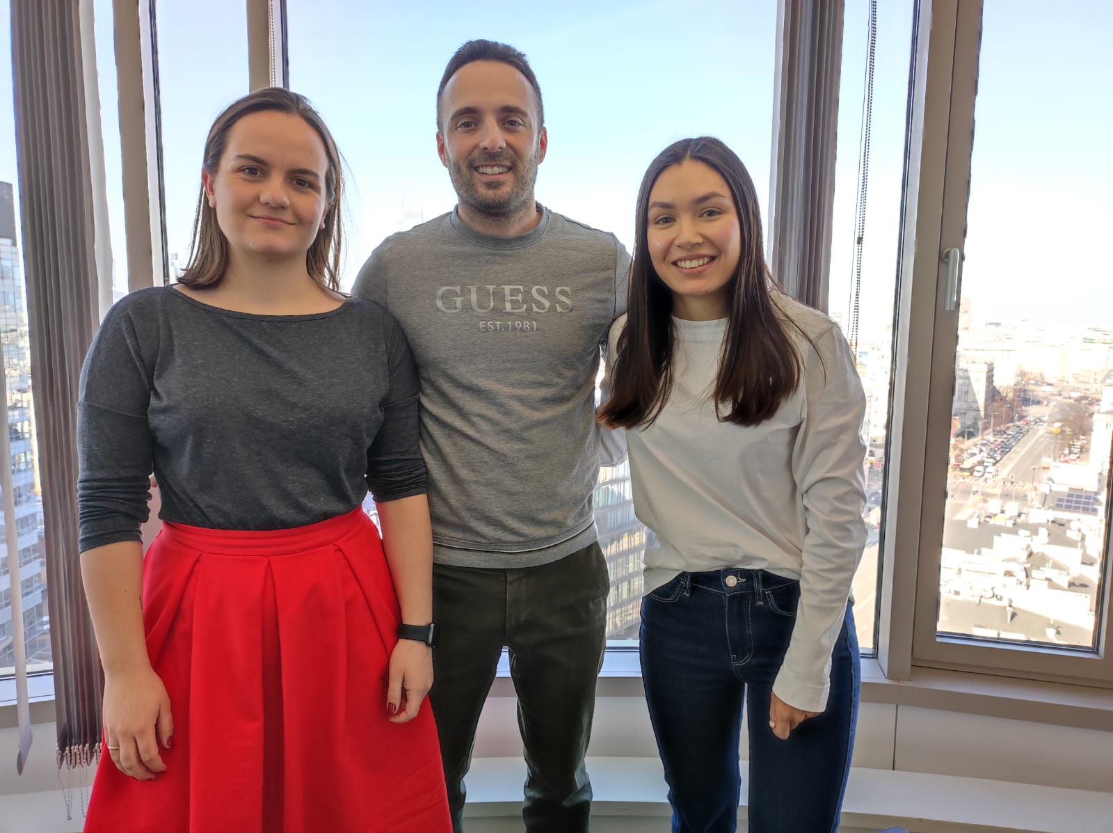 Karolina Wilk-Tryjanowska y Kseniya Shurak, trabajadoras de Demium Startup en Varsovia, junto a Jaime Guillot.  - 