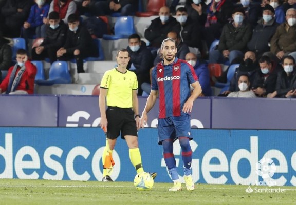 Martín Cáceres y la defensa de cinco cierran la brecha 