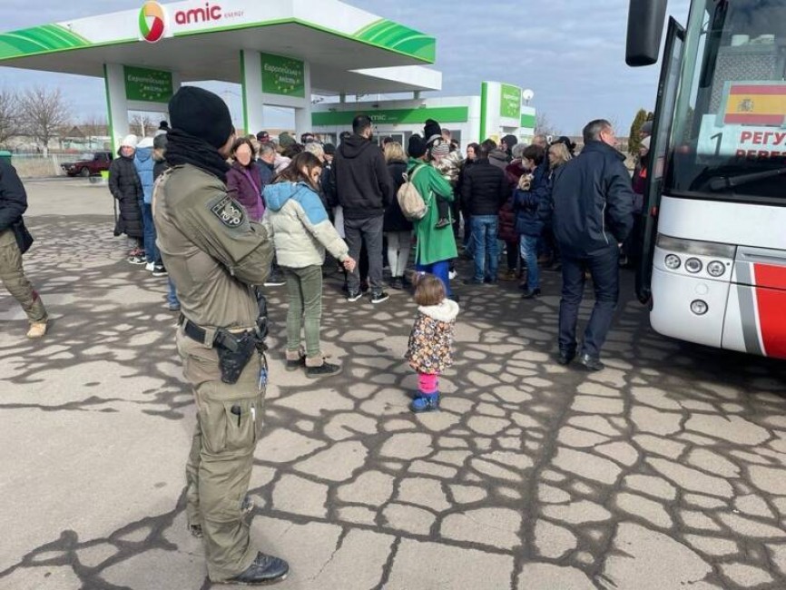  Convoyes con españoles escoltados por los GEO en Ucrania. Foto: POLICÍA NACIONAL  - 