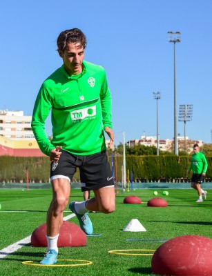 El Elche prepara la visita del Barcelona con las dudas de Palacios, Bigas y Pastore
