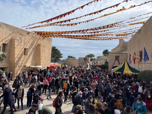 Unas 6.000 personas participan en el primer fin de semana temático del Castillo de Santa Bárbara

