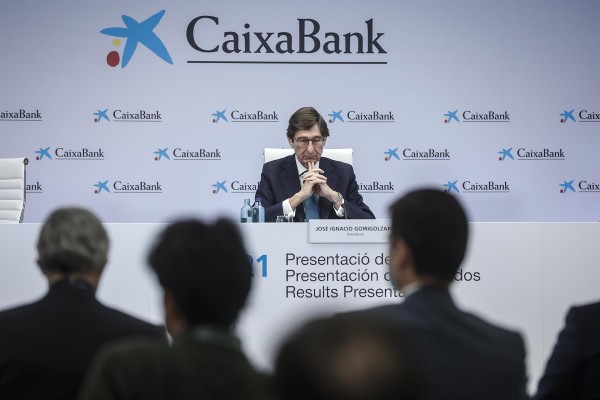 El consejo de CaixaBank propondrá a la junta pagar dividendo en efectivo y recomprar acciones