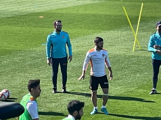 Gayà se entrena con el grupo con protecciones en las dos piernas