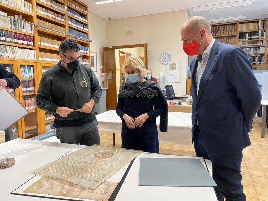 Cuatro documentos históricos de Alfonso X 'El Sabio' viajan a Toledo para una exposición