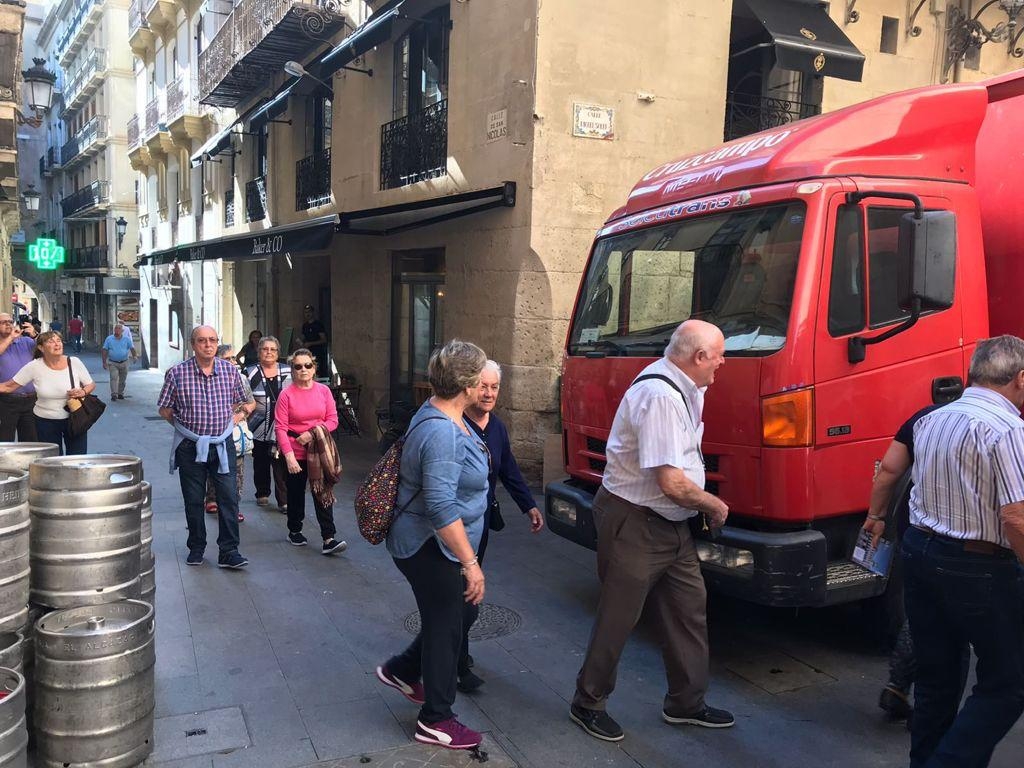 Un grupo de turistas obligados a rodear un camión aparcado a las puertas del Hotel Boutique Alicante Siglo XVII. - 