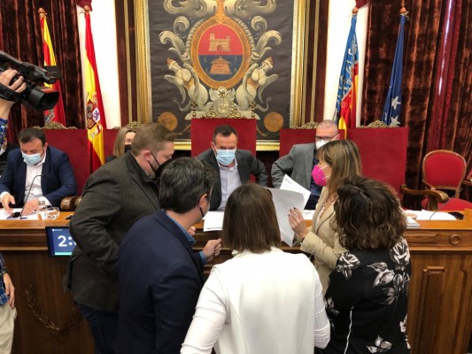 Elche se ofrece a la acogida de refugiados ucranianos en el pleno y aprueba una moción del 8M sin Vox