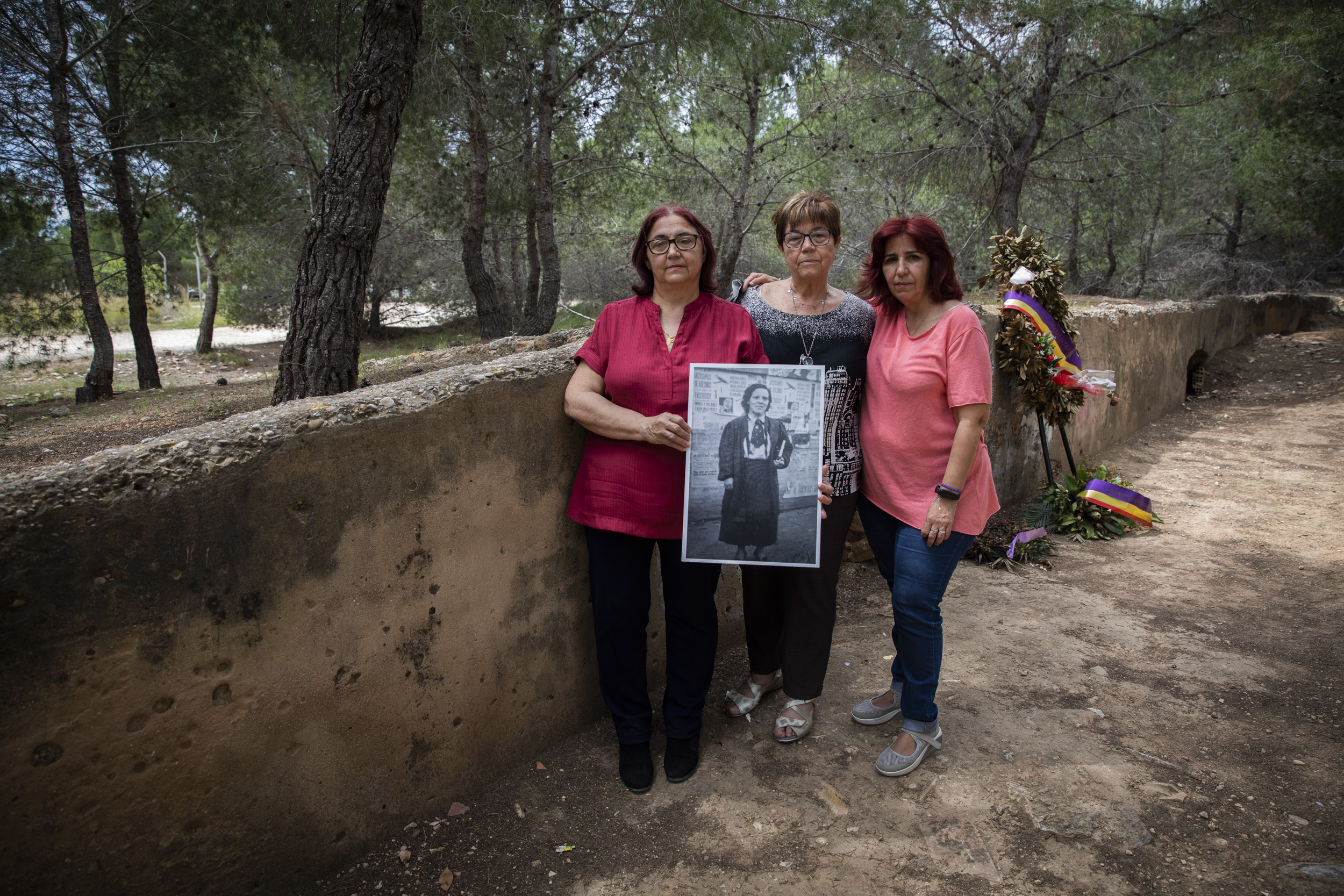 Las nietas de una de las fusiladas posan en el paredón. Foto: EVA MÁÑEZ - 