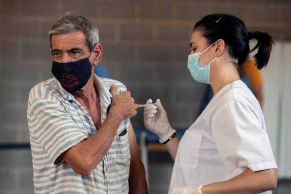 Se acerca el fin de los 'vacunódromos' en la Región: a partir de abril se inmunizará en centros de salud