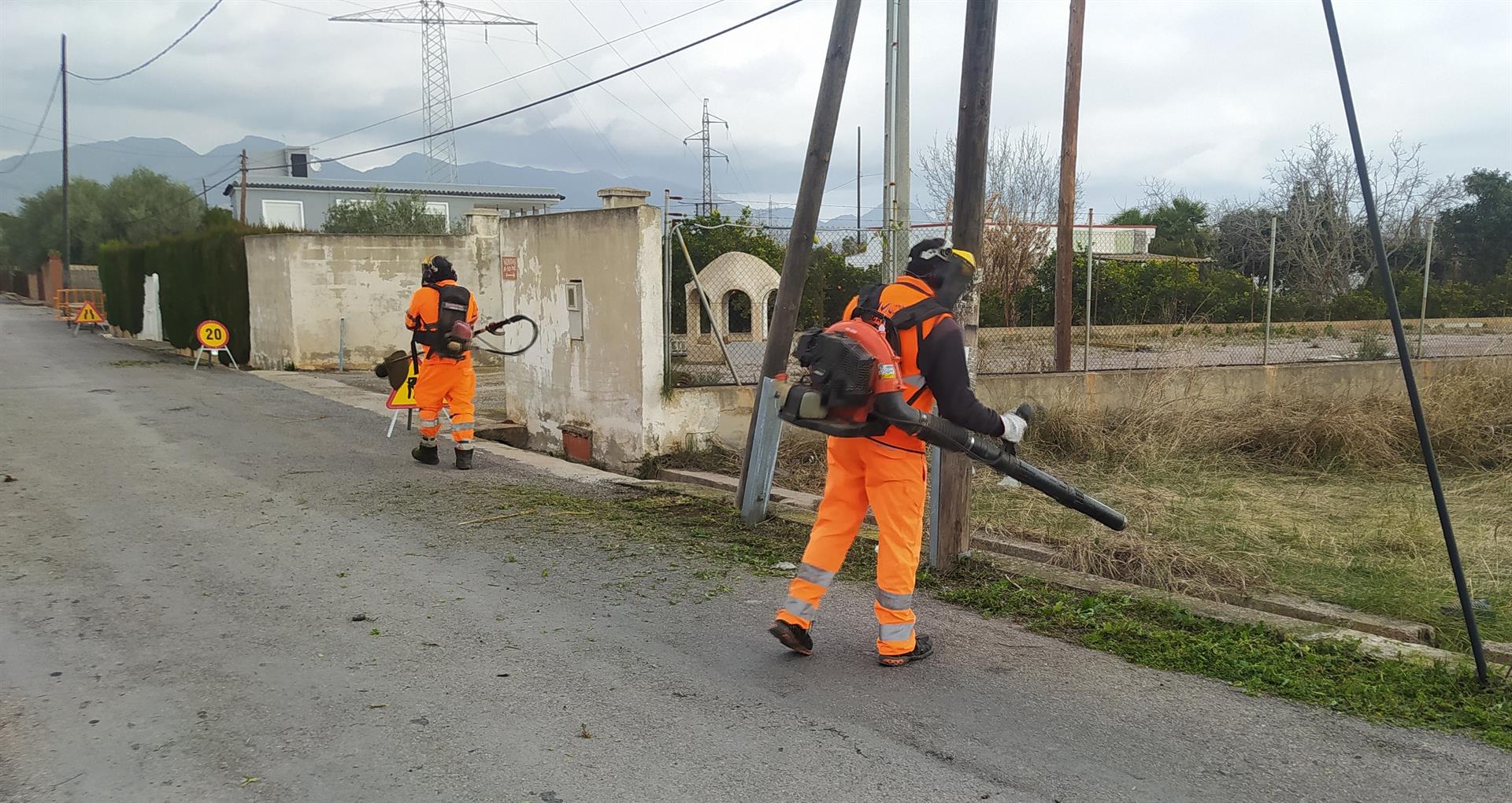 Castelló refuerza la limpieza de una quincena de caminos rurales de cara a la Romeria