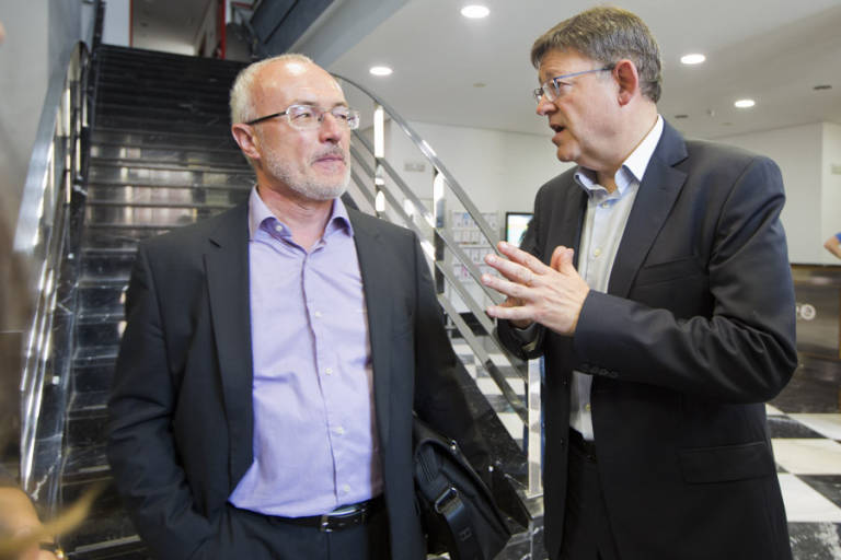 El líder de Podemos, Antonio Montiel, junto a Ximo Puig (Foto: EVA MÁÑEZ) - 